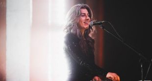 حملة عالمية لمقاطعة بث الموسيقى في إسرائيل بدعم أكثر من ألف فنان يواصل أكثر من ألف فنان وعشرات شركات الإنتاج حول العالم، من بينهم لورد وبيورك وفرقة ماسيف أتاك، دعم حملة دولية تحمل اسم “لا موسيقى للإبادة” التي تدعو إلى حجب الموسيقى عن إسرائيل عبر تفعيل الحظر الجغرافي، وذلك رغم الهدنة الهشة واستمرار العمليات العسكرية في قطاع غزة. ويقول القائمون على الحملة إن هذه الخطوة تأتي استجابة لمطالب فلسطينية تدعو إلى عزل إسرائيل ثقافيًا ورفض ما يعتبرونه “شرعنة” لسياساتها. وتستند المبادرة إلى تقرير صادر عن لجنة تحقيق تابعة للأمم المتحدة في سبتمبر، خلص إلى أن إسرائيل ترتكب “إبادة جماعية” في غزة، وأن الدول التي تمدها بالسلاح، وفي مقدمتها الولايات المتحدة، “متواطئة” في استمرار العنف، وفق ما ورد في التقرير. وأكد عدد من الفنانين المشاركين، من بينهم جوليا هولتر وأجا مونيه، أن المقاطعة تمثل وسيلة احتجاج سلمية تهدف إلى محاسبة إسرائيل، والتعبير عن رفض استخدام أموال دافعي الضرائب في الحرب. وأشارت الحملة إلى أن ثلاثًا من أكبر شركات الموسيقى العالمية أوقفت خدماتها في روسيا عقب غزو أوكرانيا، داعيةً لاتخاذ موقف مشابه تجاه الفلسطينيين. وفي مقابل التأييد المتصاعد، يواجه الفنانون ضغوطًا وانتقادات سياسية، حيث ألغت جامعة كورنيل حفلًا للفنانة كيلاني متهمةً إياها بمعاداة السامية، بينما ألغت مؤسسات ثقافية فعاليات أخرى لأسباب قالت إنها “أمنية”. ويرى مشاركون أن الثمن المطلوب جزء من تحقيق أثر فعلي، مؤكدين أن الموسيقى لعبت دائمًا دورًا سياسيًا في مقاومة الظلم.