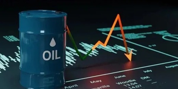  أسعار النفط تنهي الأسبوع على انخفاض رغم مكاسب الجمعة.. ومخاوف فائض المعروض تسيطر