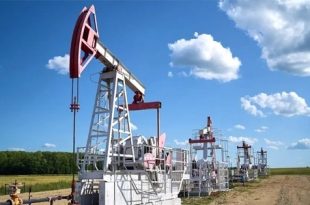 النفط يتراجع مع هبوط الأسواق العالمية وصعود الدولار