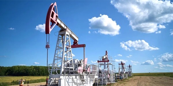 النفط يواصل مكاسبه بعد قرار أوبك+ تعليق زيادة الإنتاج