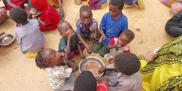 أطفال الفاشر في مخيمات الدبة: طفولة على رماد الحرب وسط النزوح والمعاناة