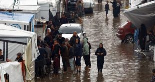 الأمطار تغمر خيام الفلسطينيين النازحين في غزة