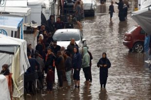 الأمطار تغمر خيام الفلسطينيين النازحين في غزة