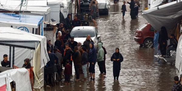 الأمطار تغمر خيام الفلسطينيين النازحين في غزة