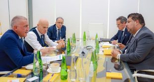 المؤسسة الوطنية للنفط تبحث مع “إيني” سير المشاريع المشتركة على هامش أديبك 2025