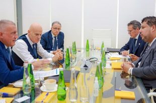 المؤسسة الوطنية للنفط تبحث مع “إيني” سير المشاريع المشتركة على هامش أديبك 2025