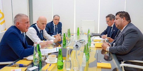 المؤسسة الوطنية للنفط تبحث مع “إيني” سير المشاريع المشتركة على هامش أديبك 2025