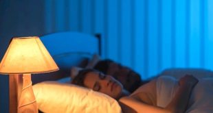 النوم في الضوء.. عادة شائعة تهدد قلبك بصمت