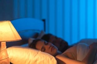 النوم في الضوء.. عادة شائعة تهدد قلبك بصمت