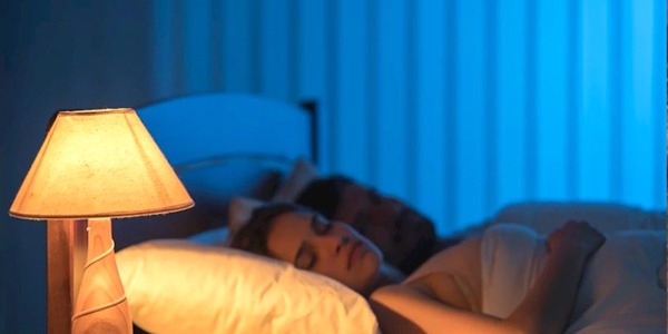 النوم في الضوء.. عادة شائعة تهدد قلبك بصمت