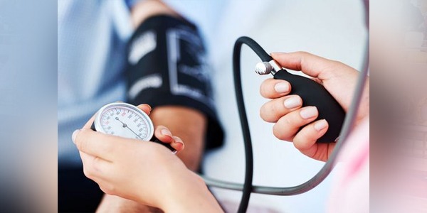 دراسة: انتظام أوقات النوم “سلاح فعّال” لخفض ضغط الدم المرتفع