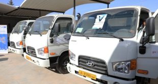 البلديات الشريكة ببرنامج SML3 تتسلم الدفعة الأولى من شاحنات نقل النفايات والحاويات