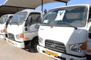 البلديات الشريكة ببرنامج SML3 تتسلم الدفعة الأولى من شاحنات نقل النفايات والحاويات