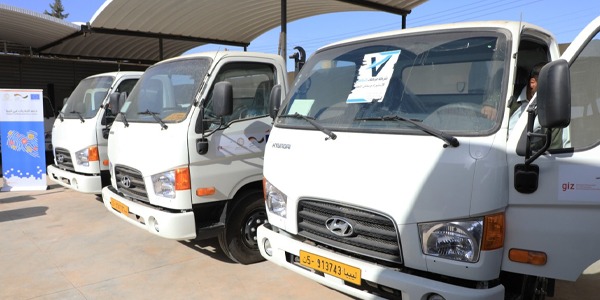 البلديات الشريكة ببرنامج SML3 تتسلم الدفعة الأولى من شاحنات نقل النفايات والحاويات