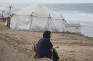 نازحون في غزة يواجهون قسوة الأمطار والبرد بعد دمار خيامهم