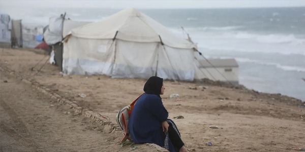 نازحون في غزة يواجهون قسوة الأمطار والبرد بعد دمار خيامهم