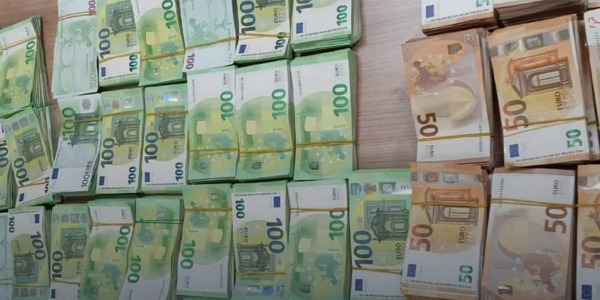 جمارك معيتيقة تحبط تهريب نصف مليون يورو وتُحيل مسافر ليبي للقضاء