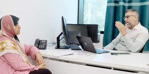 الأستاذة عواطف تحاور الدكتور سليمان