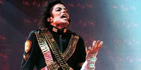 ظهور تفاصيل جديدة "صادمة" في تقرير تشريح جثة مايكل جاكسون