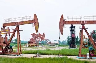 انخفاض أسعار النفط عالميا ومخاوف من فائض المعروض