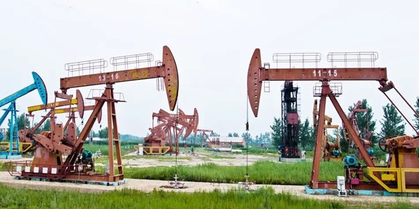 انخفاض أسعار النفط عالميا ومخاوف من فائض المعروض