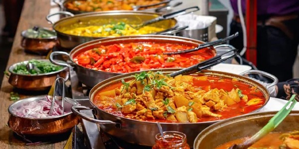 دراسة بريطانية: تناول الأطباق العالمية يعزز التسامح تجاه المهاجرين