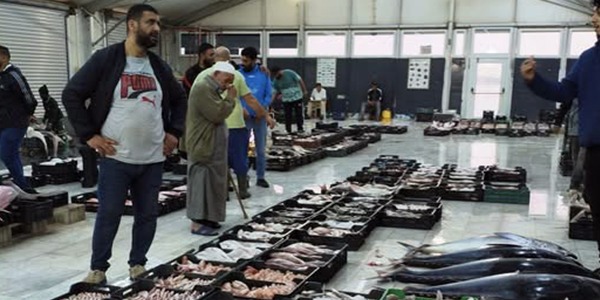 سوق الأسماك مؤشر التضخم يرفع أسعار قائمة الأسماك