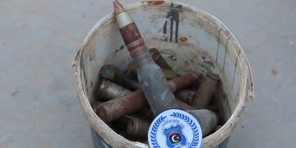 جهاز المباحث الجنائية يتعامل مع قذيفة غير منفجرة ويستلم ذخائر متنوعة في طرابلس