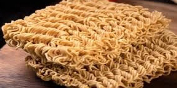 وفاة طفل اثر تناوله عبوات نودلز تعيد التساؤل حول اضرارها