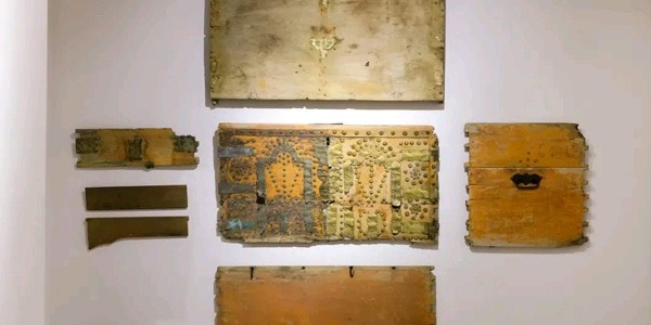 "صناديق العروسة".. معرض يوقظ الذاكرة الليبية في بيت قانه