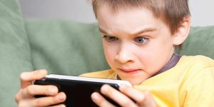 دراسة تربط امتلاك الهواتف الذكية قبل المراهقة بمخاطر صحية