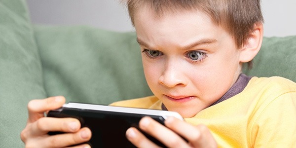 دراسة تربط امتلاك الهواتف الذكية قبل المراهقة بمخاطر صحية