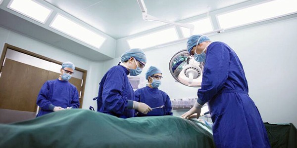 أطباء يعيدون أذن امرأة إلى مكانها بعد حفظها في قدمها 5 أشهر