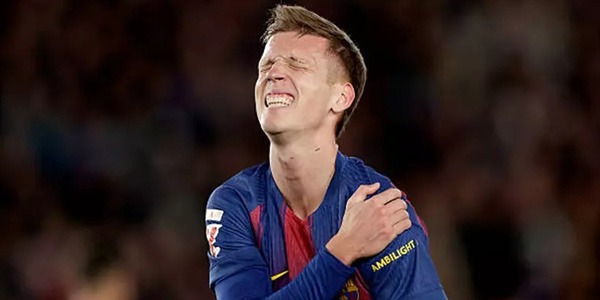 صدمة موجعة لعشاق برشلونة : خلع في كتف أولمو وغياب شهر يربك حسابات التشافي