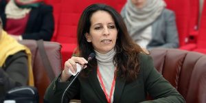 تحت مجهر النقد.. امنينه ترفض "غموض" قيود "الآداب" على إعلانات الأنشطة النسائية