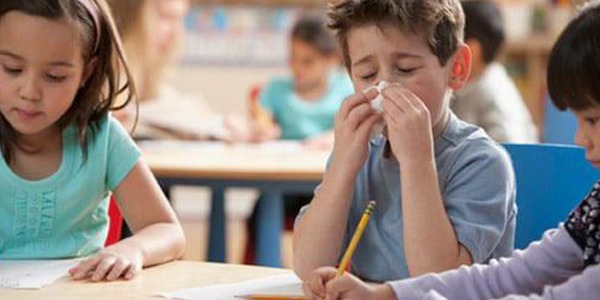 دليل للآباء: حماية الأطفال من العدوى المدرسية مع دخول فصل الشتاء