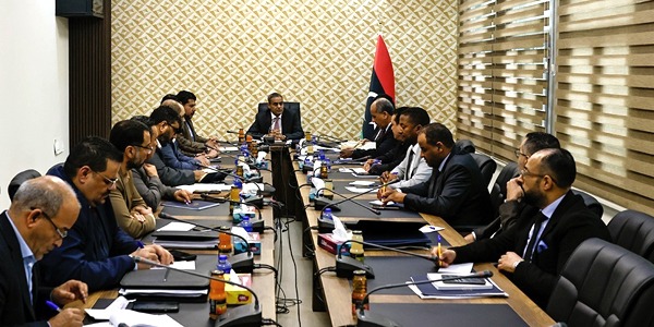 الحكومة تناقش آليات تنظيم التزامات المحروقات