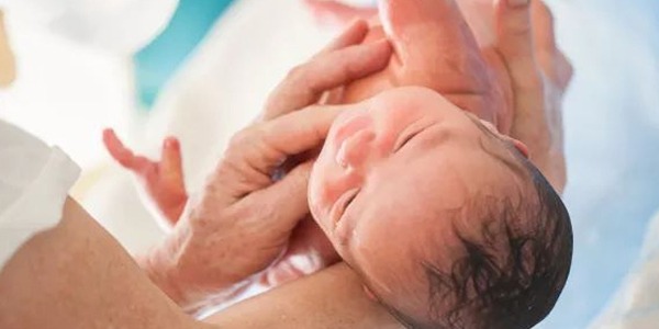 الولادة بعد 40 أسبوعًا… هل هي خطر أم حالة طبيعية؟ تقرير يشرح الفروق