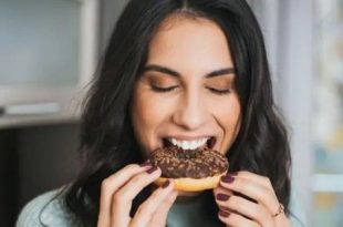 طرق فعّالة لمحاربة إدمان الحلويات والسكريات