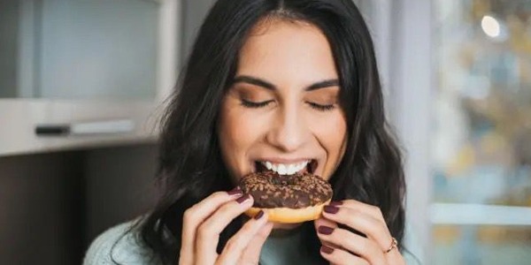 طرق فعّالة لمحاربة إدمان الحلويات والسكريات