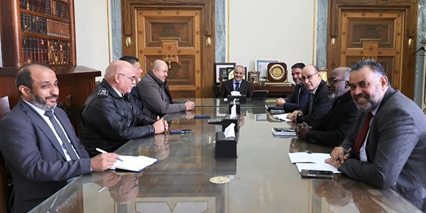 عيسى يبحث تأمين نقل العملة لضمان وصول السيولة إلى كافة المصارف