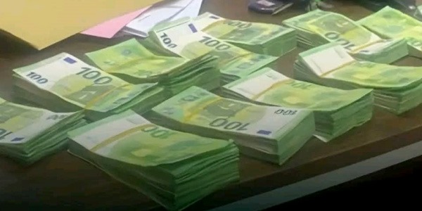 احباط محاولة تهريب مبلغ من العملة الأجنبية إلى تركيا