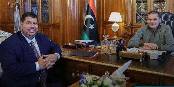 رئيس الوزراء يناقش مع المؤسسة الوطنية للنفط خطط الإنتاج والإفصاح المالي