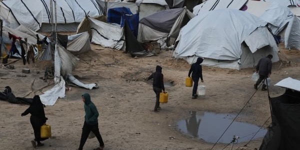 ظروف جوية قاسية تفاقم معاناة سكان غزَّة