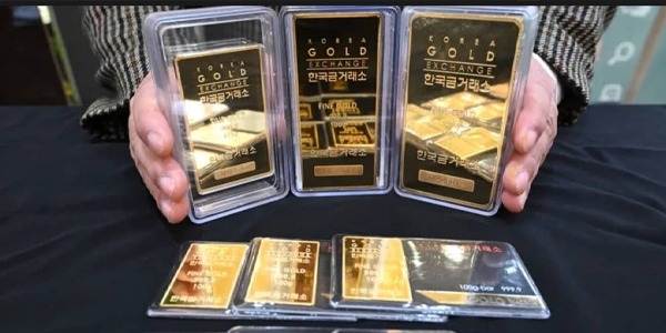 الذهب يهوى والفضة متقلّبة