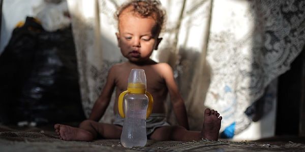 غزة.. الحصار يفاقم معاناة الأطفال الرضّع وسط نقص حاد في الأدوية وحليب الخدّج