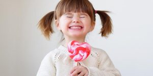 طبيب أطفال يحذر من الإفراط في السكريات