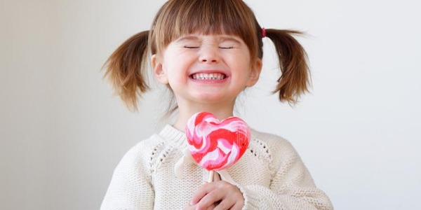 طبيب أطفال يحذر من الإفراط في السكريات