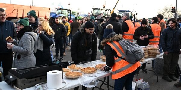 مزارعون فرنسيون يحتجّون على تدني الدخل واتفاقية "ميركوسور"