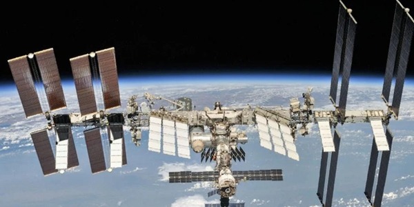 ناسا تستعيد طاقم محطة الفضاء الدولية مبكرًا بسبب مشكلة صحية